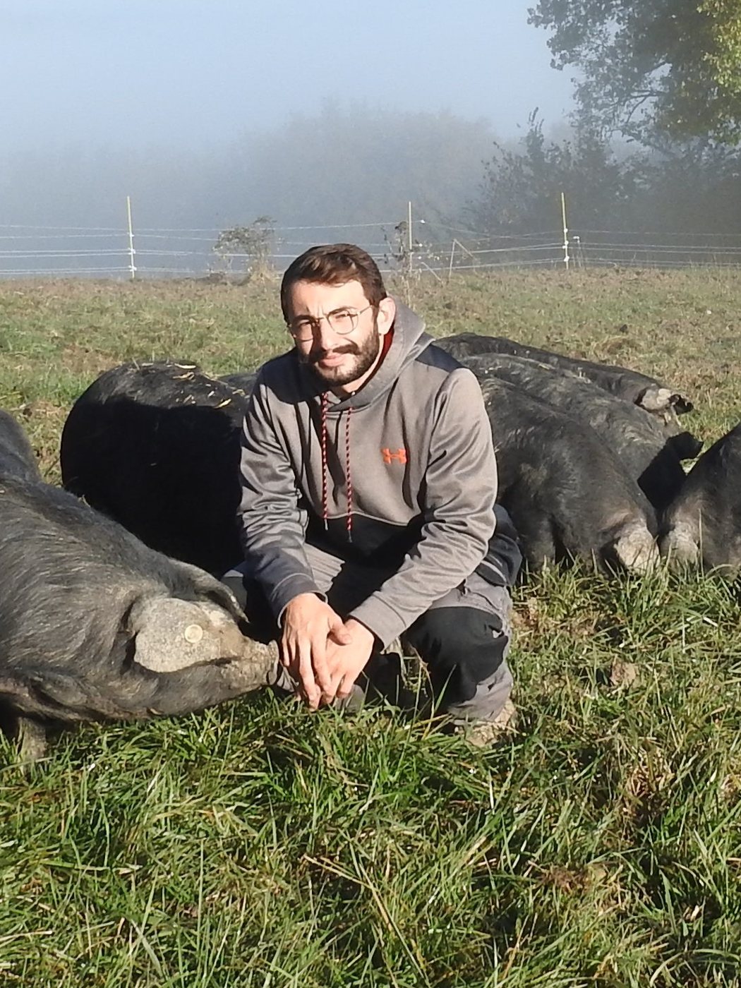 Mathieu au milieu de ses Porcs Noirs