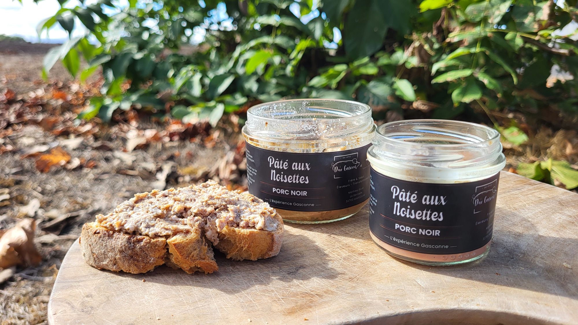 Pâté de Porc Noir aux noisettes servi sur une tartine