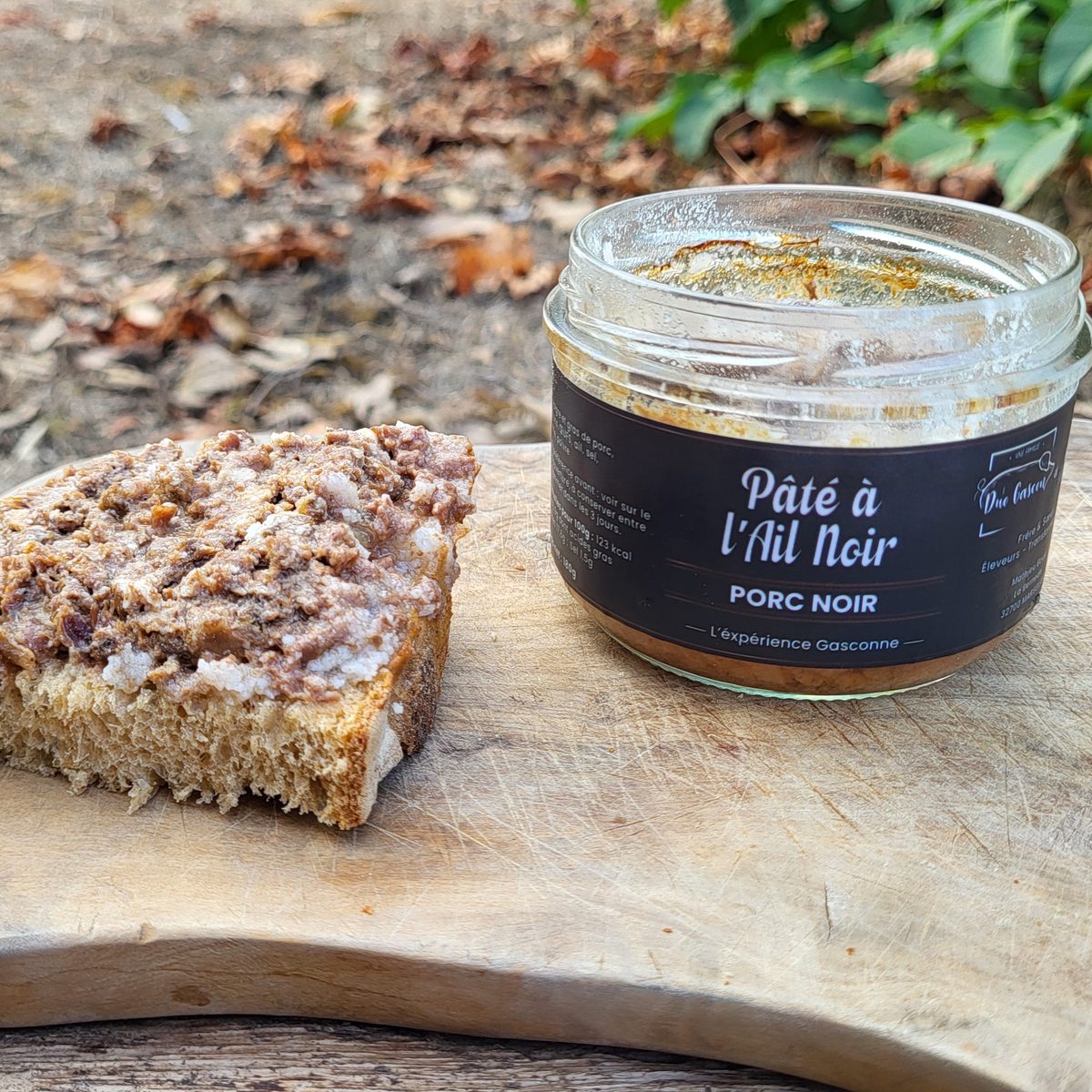 Pâté de Porc Noir à l'ail noir sur une tartine